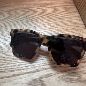 Illesteva silverlake sunglasses. In tortoise grey lenses.